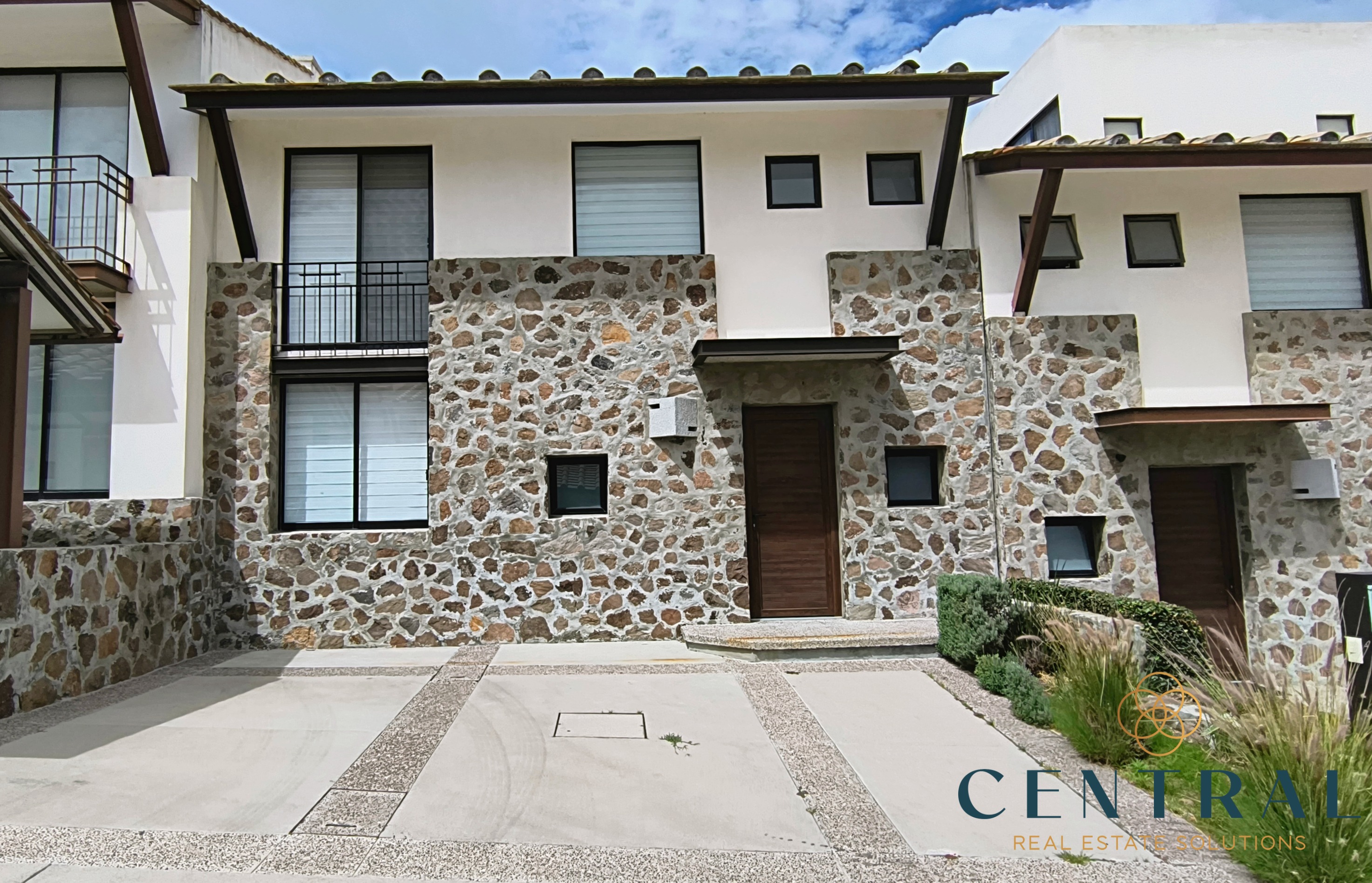 Casa en Renta en Zibatá a 3min. de HEB, $18,000 M.N. (Rentada)